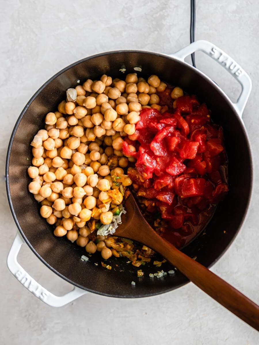 Chickpeas and tomatoes in pot.