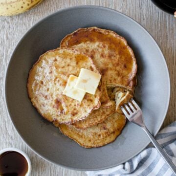 3-ingredient banana pancakes with butter.